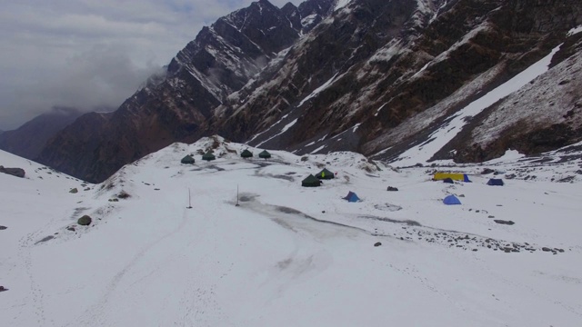 在喜马拉雅山峰上的喜马拉雅登山者视频素材