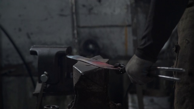 在铁匠铺工作的铁砧视频下载