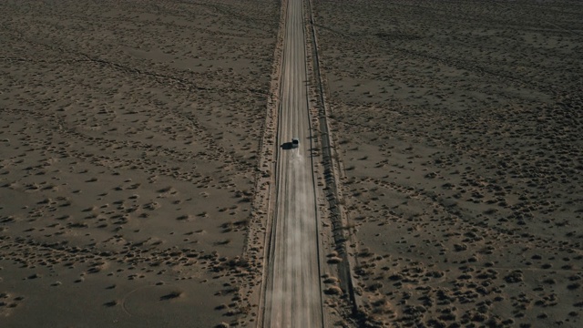 航拍跟随一辆越野卡车沿着干燥的土路，内华达州，美国视频素材