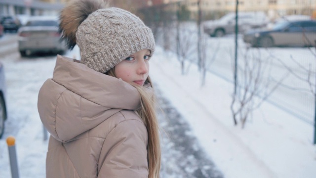 女孩走在街上，回头看冬天的一天视频下载