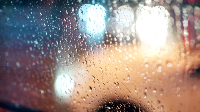 雨夜透过汽车挡风玻璃视频素材