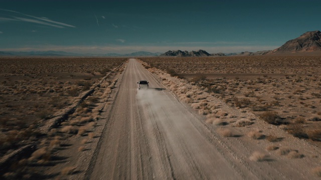 无人机在美国内华达州一条尘土飞扬的土路上跟踪一辆越野车视频素材