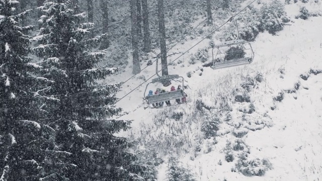 滑雪缆车和降雪，低能见度和雾视频素材
