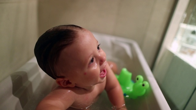 可爱可爱的宝宝在浴缸里笑着视频素材