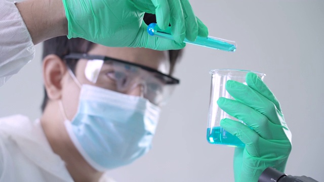 一位男性科学家在实验室分析液体视频素材