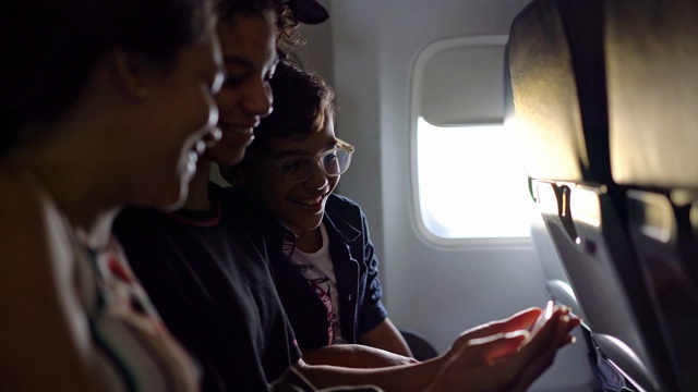 乘客使用机上技术视频素材