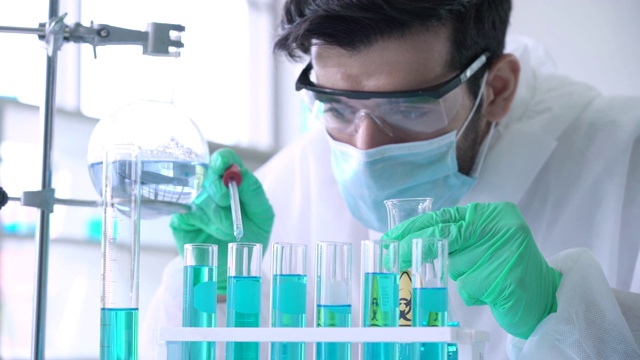 科学家在实验室里用吸管将一个样本放入试管中视频素材