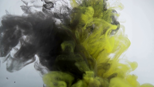 黑色和黄色的云在水下混合化学反应。彩色的墨水视频素材