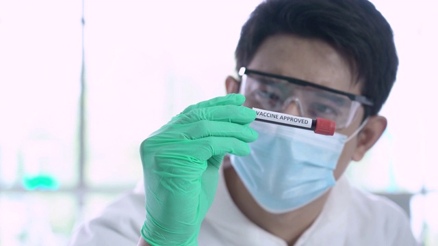 亚洲科学家正在研究带有疫苗的血液样本视频素材