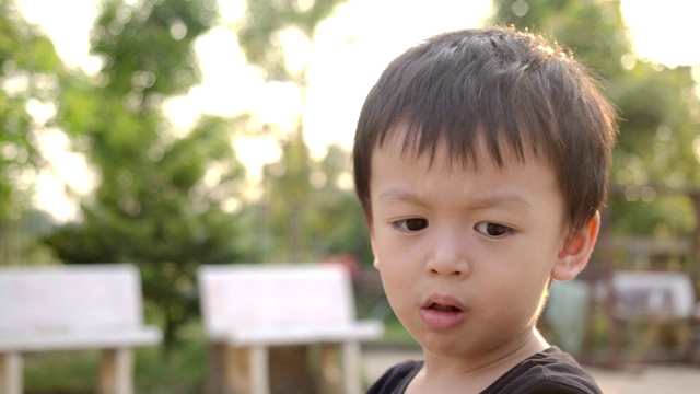 亚洲小男孩在他的家乡玩得很开心。近距离慢动作镜头。小男孩3岁。视频素材