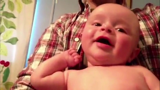 可爱的宝宝第一次对妈妈笑，妈妈大叫“嘘!”(音频)视频素材