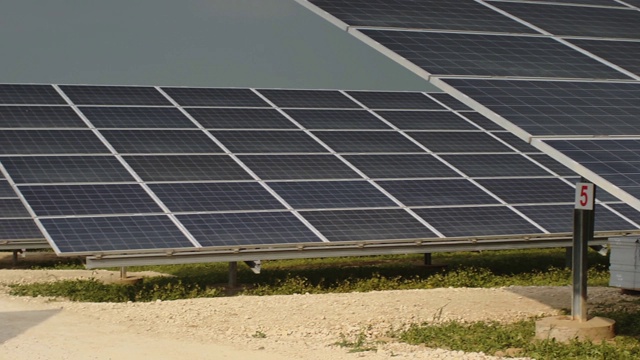 沙漠中的太阳能电池板农场视频素材