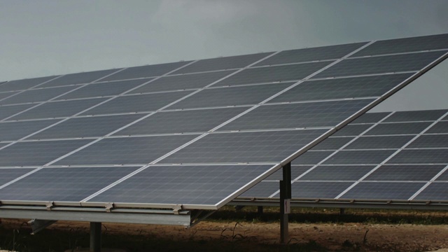 沙漠中的太阳能电池板农场视频素材