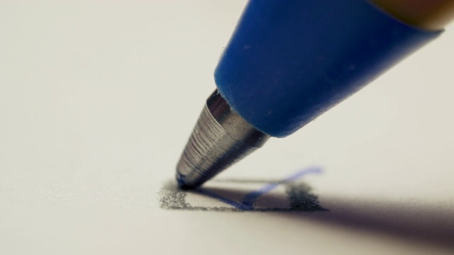 钢笔在白色背景纸上画勾，微距拍摄视频素材