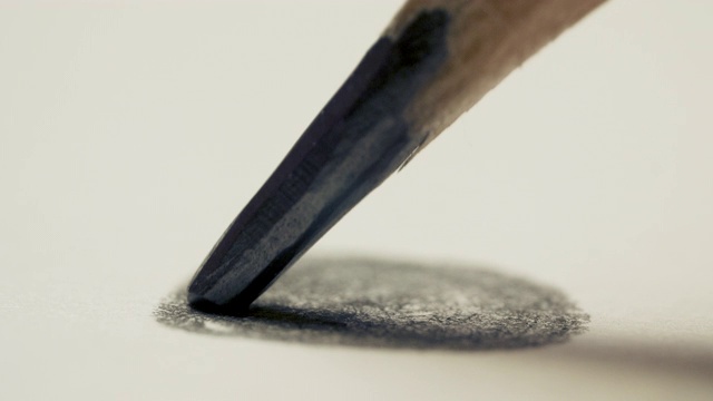 石墨铅笔在白色背景纸上画点圆线，微距拍摄视频素材