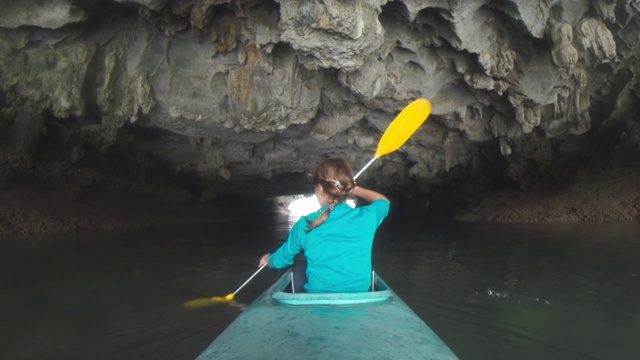 女子划着皮划艇，探索越南下龙湾视频素材