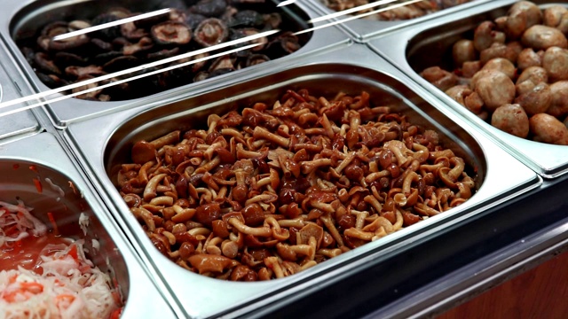 韩国美食市场的货架上放着蜂蜜木耳腌蘑菇视频下载