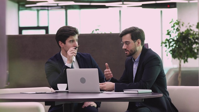 两位自信的男性执行经理在讨论项目想法。视频素材