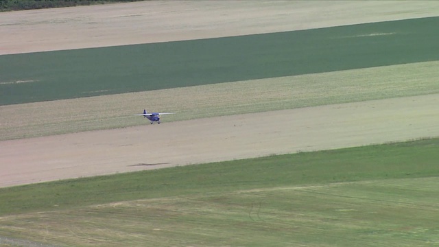 航空挑尼克轻型飞机着陆视频素材