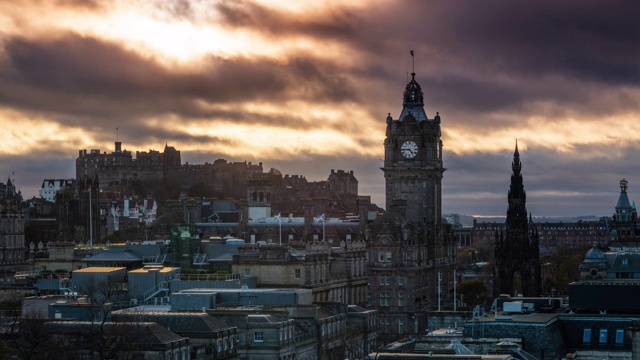 爱丁堡天际线与巴尔莫勒尔钟塔，苏格兰，英国-时间流逝视频素材