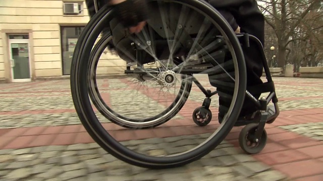 男子轮椅视频下载