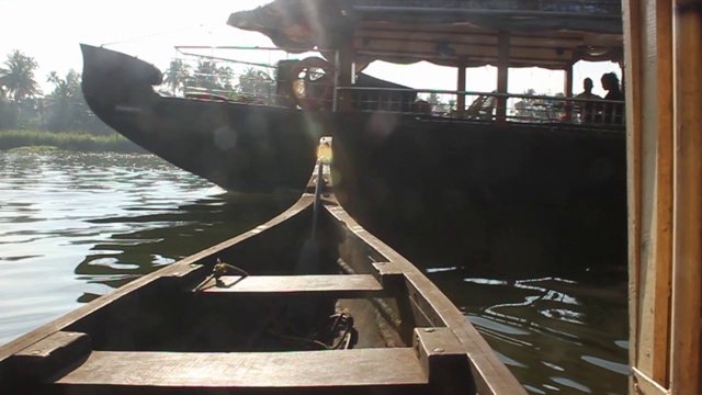 在印度南部喀拉拉邦的阿勒皮，一艘船在阳光下经过视频素材