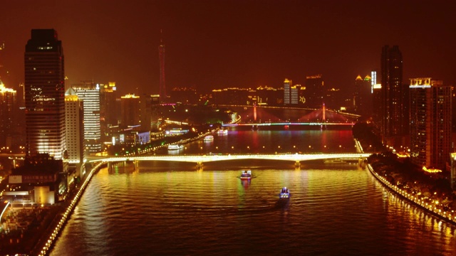 从珠江上眺望广州的夜景。狭窄的镜头。视频下载