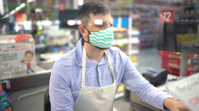 超市收银员戴口罩的肖像视频下载