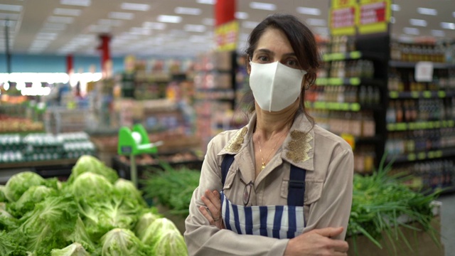 女高级超市员工或老板戴口罩的肖像视频素材