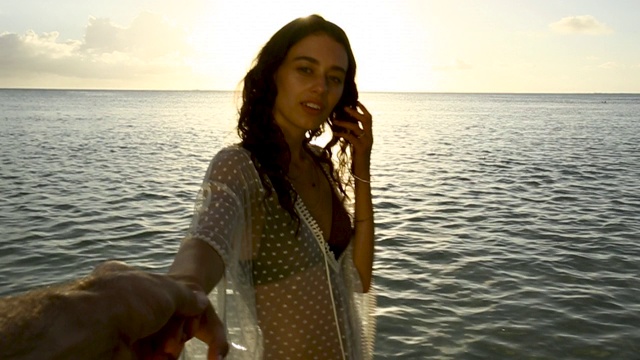 从塔希提岛的角度看，日落时分，一对牵手的情侣视频素材