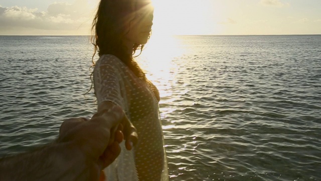 在日落的时候，女人抓着水的手，观点视频素材