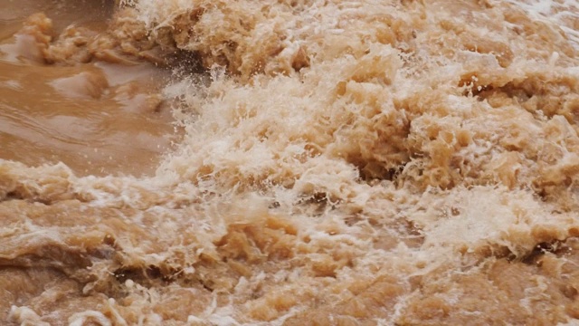 大雨后泥泞的水泛滥视频素材