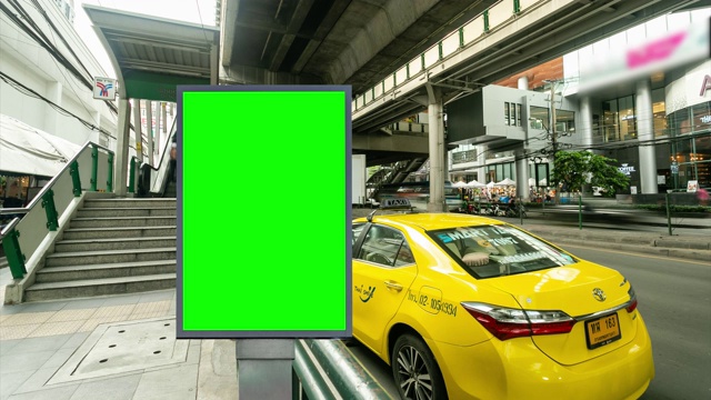 时间流逝，交通城市街道与广告牌绿色屏幕用于广告。视频下载