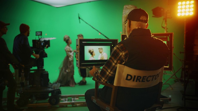 导演拍摄时期电影的绿色屏幕CGI场景演员穿着文艺复兴服装。大电影工作室专业摄制组拍摄大预算电影。后视图拍摄视频素材