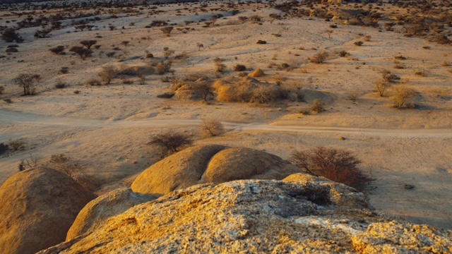 WS 斯皮茨科普峰在阳光明媚的沙漠沙漠，纳米比亚，非洲视频素材