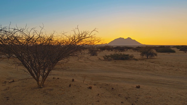斯匹茨科普峰在宁静的纳米比亚沙漠景观，非洲视频素材