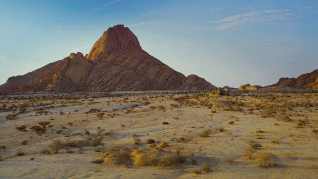 非洲纳米比亚田园诗般的纳米比亚沙漠中的斯匹茨科普峰视频素材