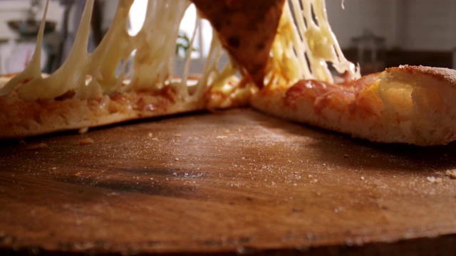 用意大利火腿和新鲜罗勒制作披萨视频下载