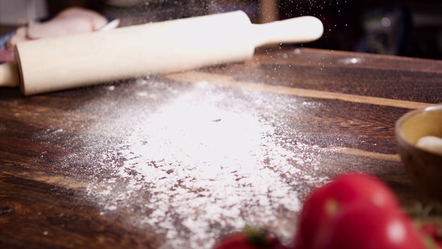 女人的手在披萨面团上撒面粉的超级慢动作视频，1000帧/秒视频素材