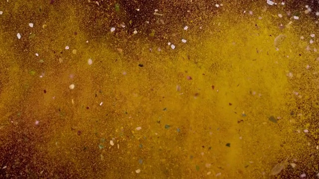 辣椒粉，海盐，月桂叶，肉桂，姜黄香料在空中碰撞视频素材