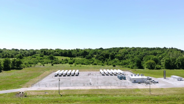 在美国中西部密苏里州退役的煤燃烧和丙烷电厂储罐4k无人机视频视频下载