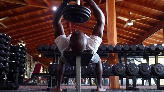 黑人在健身房健身举重，健身训练。缓慢的运动。视频下载