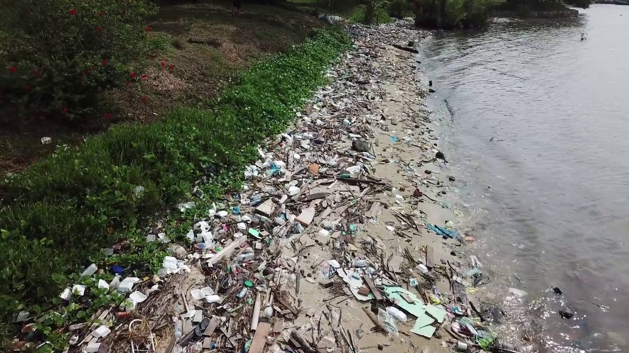 海洋和海滩的塑料污染视频下载