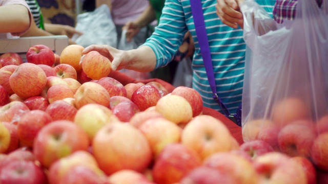 苹果在食品市场销售视频素材