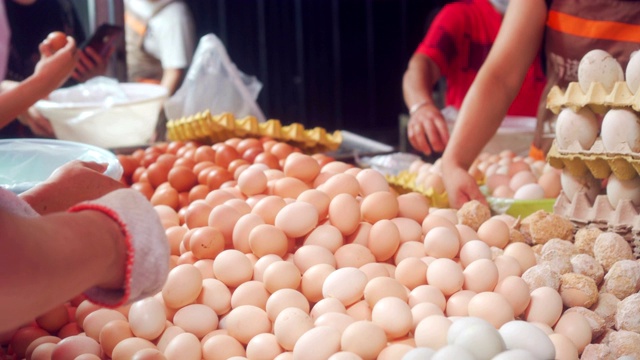 在食品市场出售的鸡蛋视频素材