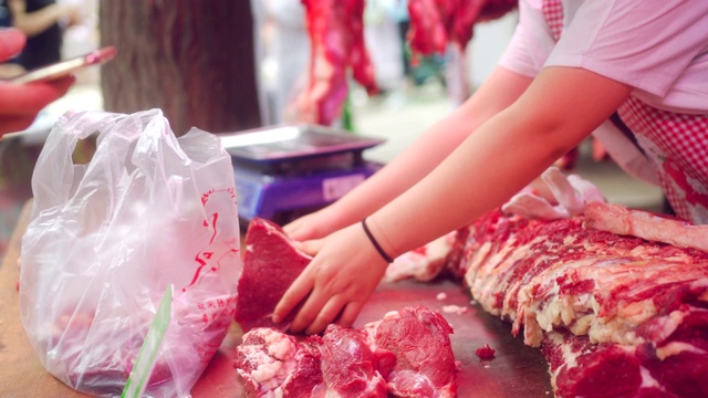 牛羊肉在食品市场上出售视频素材