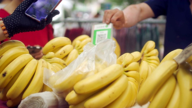 香蕉在食品市场出售视频素材