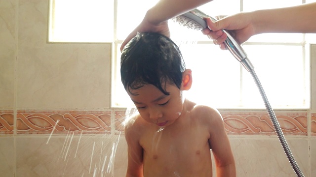 小男孩和妈妈一起洗澡视频素材