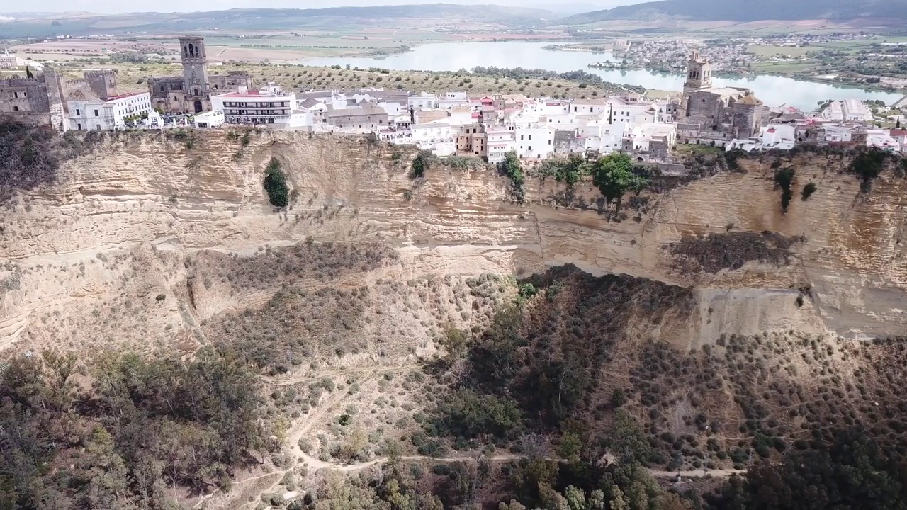 阿科斯德拉弗朗特拉古城位于瓜达雷特河岸边的悬崖边上视频下载