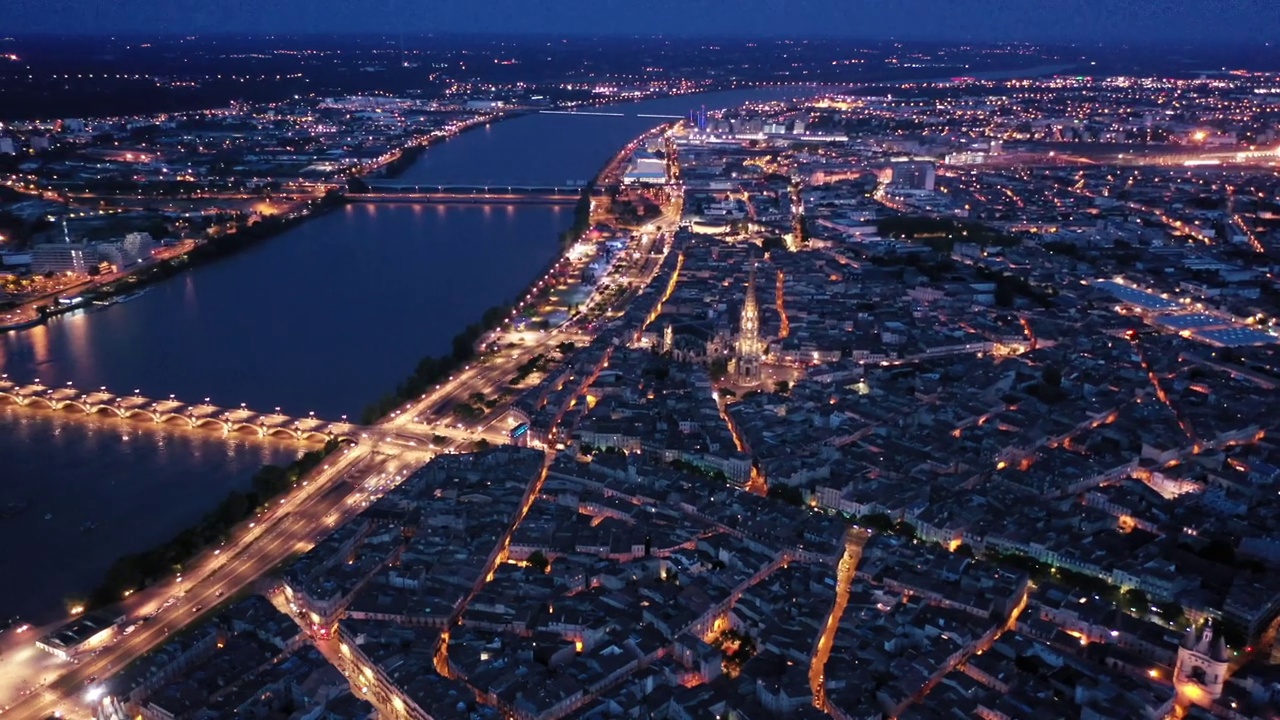 法国港口城市波尔多在加隆河和石桥上的现代城市景观视频下载